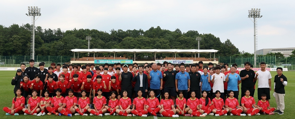 강진원 강진군수가 축구 선수단을 찾아 격려하고 있다.