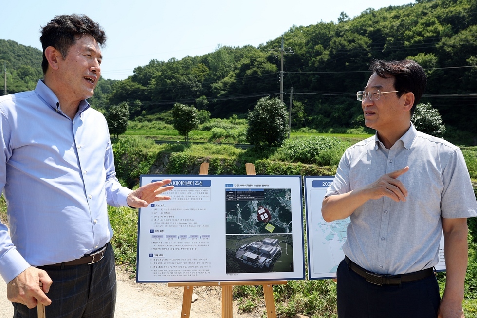 강진원 강진군수가 10일 강진군 성전면 월하리 일원 AI데이터센터 조성 예정지에서 관계자로부터 현황에 대해 설명을 듣고 있다.