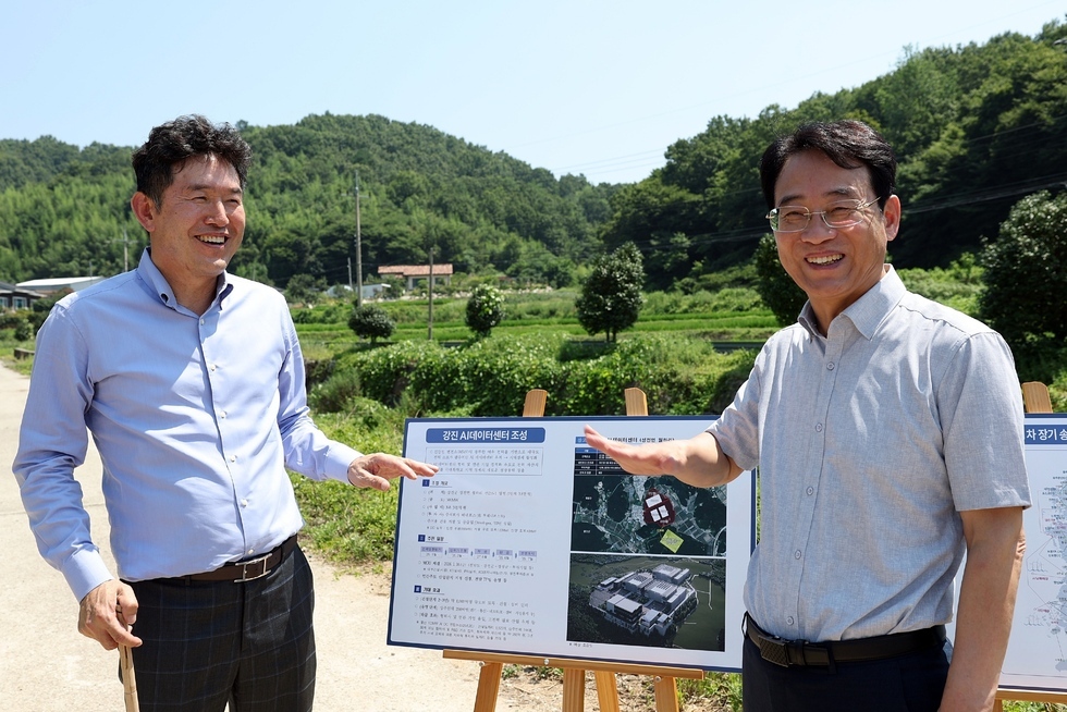 강진원 강진군수가 10일 강진군 성전면 월하리 일원 AI데이터센터 조성 예정지에서 관계자로부터 현황에 대해 설명을 듣고 있다.