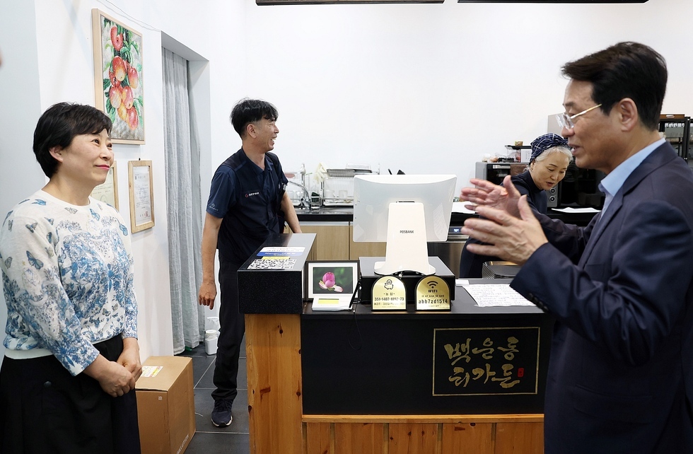 강진원 강진군수가 백운동 전시관 티가든 개장 현장을 찾아 시설을 둘러보고 운영 관계자들을 격려하며 성공적인 운영을 당부하고 있다.