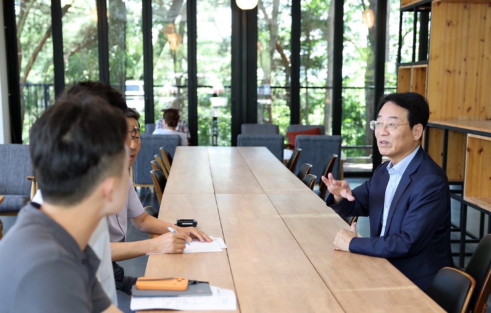 강진원 강진군수가 백운동 전시관 티가든 개장 현장을 찾아 시설을 둘러보고 운영 관계자들을 격려하며 성공적인 운영을 당부하고 있다.