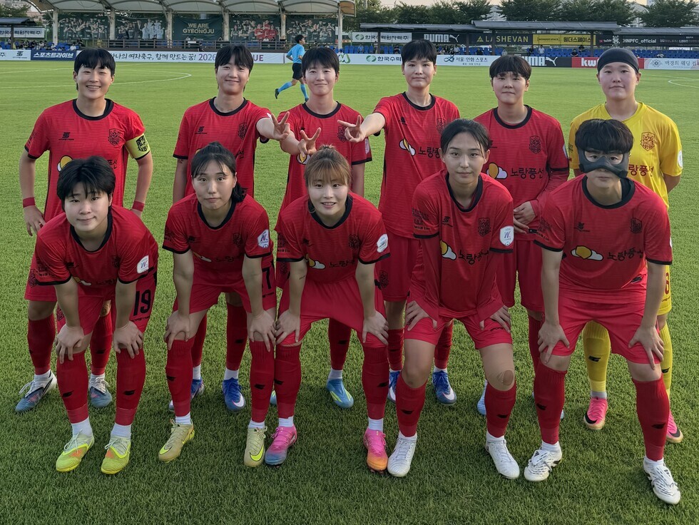 강진스완스WFC 선수단의 모습과 8월 15일 경기홍보물