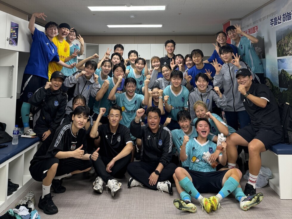 강진스완스WFC 선수단의 모습과 8월 15일 경기홍보물