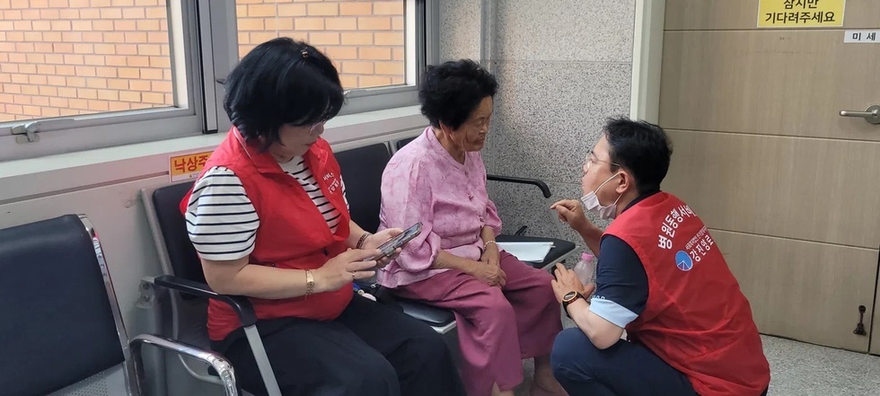 동행 매니저가 진료 접수를 마친 뒤 어르신과 이야기를 나누고 있다.