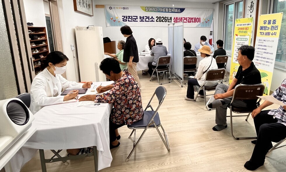 대구면, 작천면 어르신이 강진군보건소 ‘생생건강데이’ 행사에 참여해 건강검진과 상담을 받고 있다.