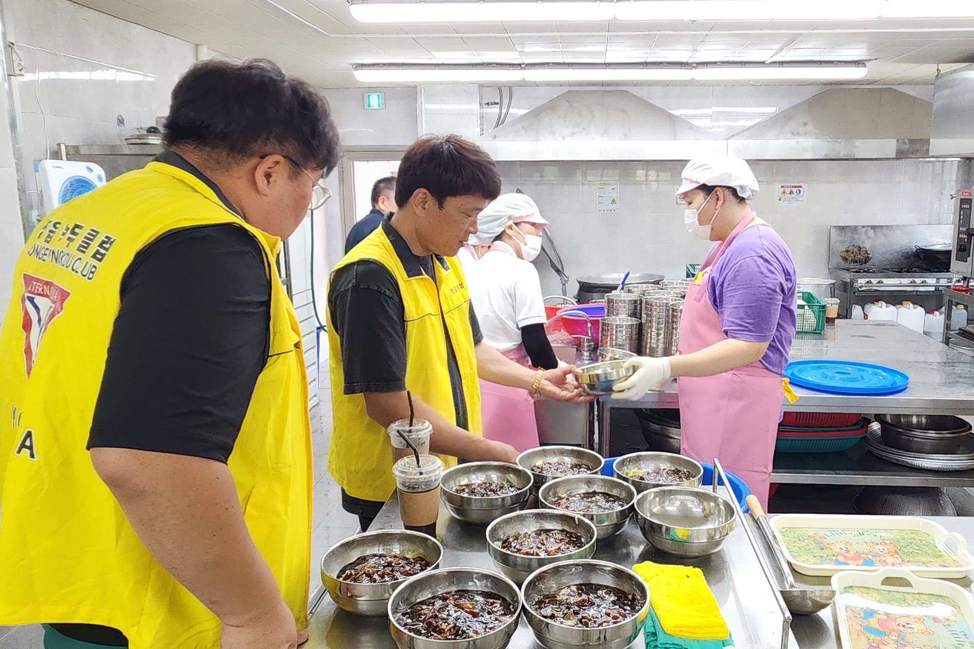 국제와이즈맨 정읍녹두클럽, 장애인·가족 등 250명에 짜장면 대접 (2)
