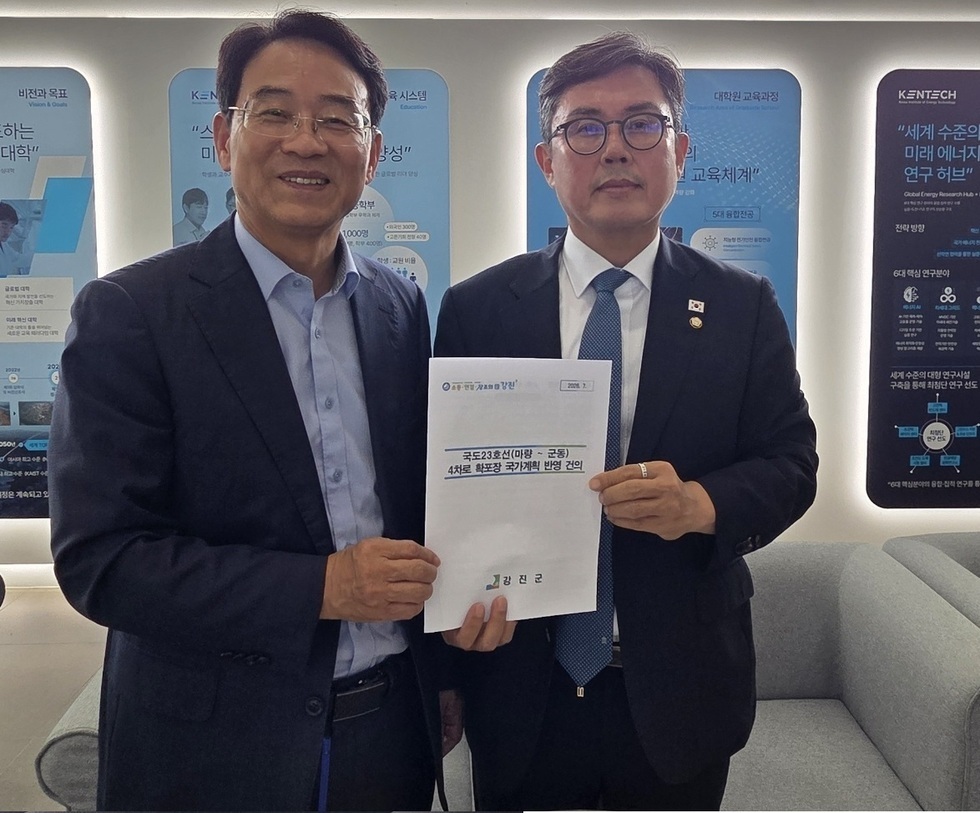 강진원 군수가 국회 안도걸 예결위원을 찾아 강진~마량간 국도 확장사업을 건의하고 있다.