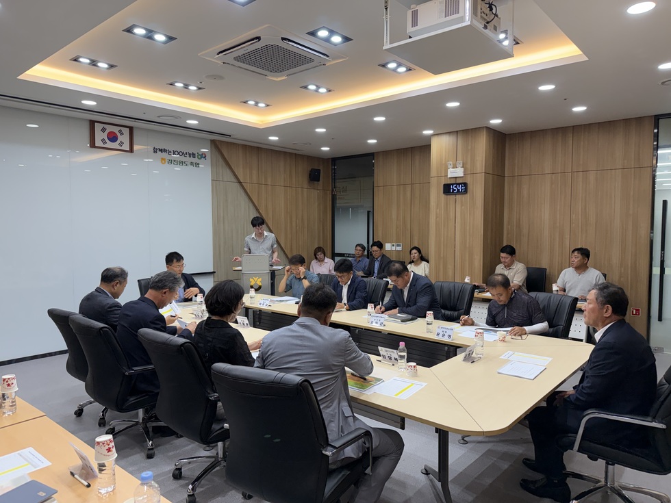 제42회 으뜸한우 경진대회 관계자들이 협의회를 진행하고 있다.