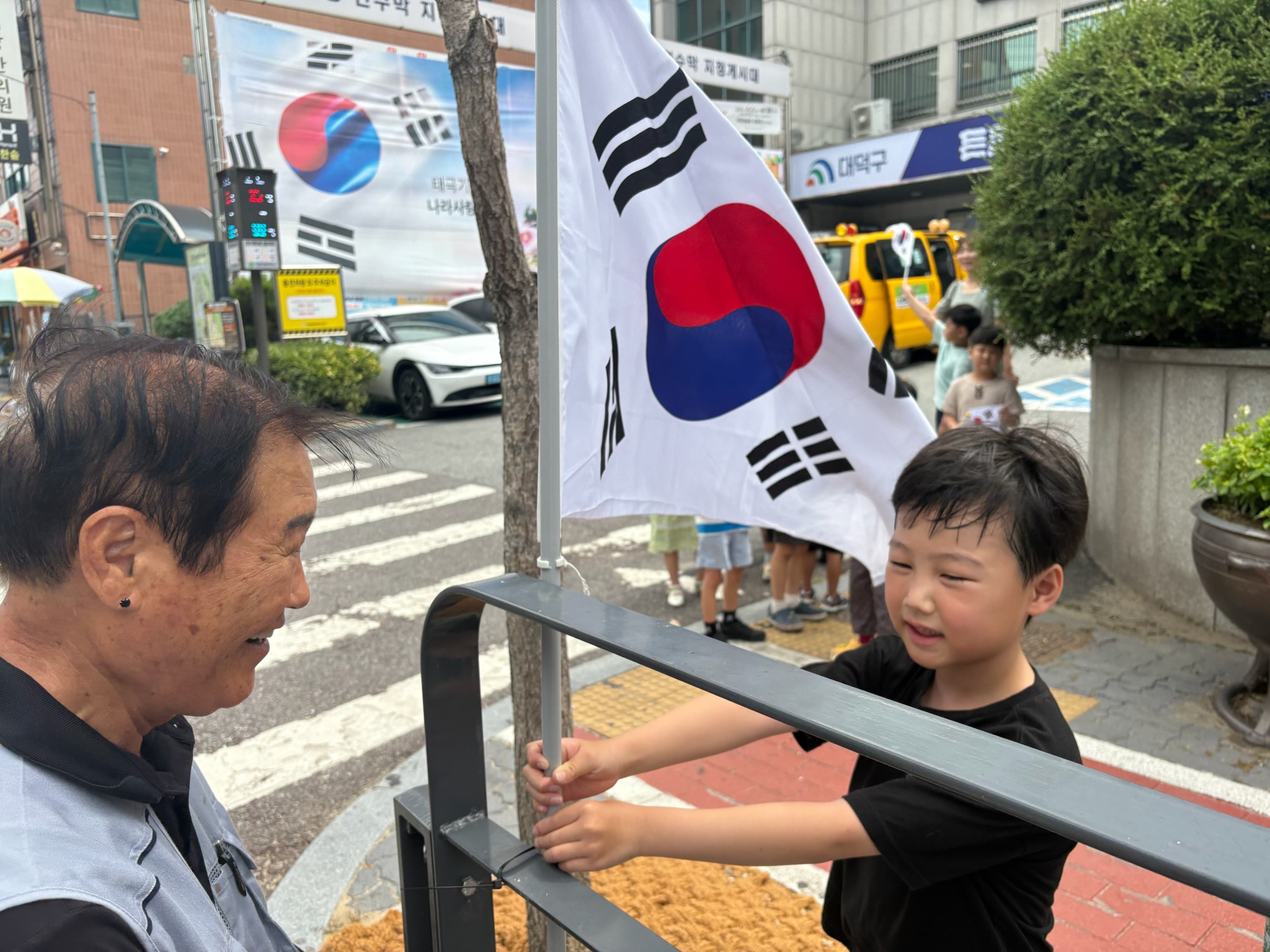 대전 대덕구 비래동, 광복절 맞아 ‘나라사랑 태극기 달기 운동’ 전개