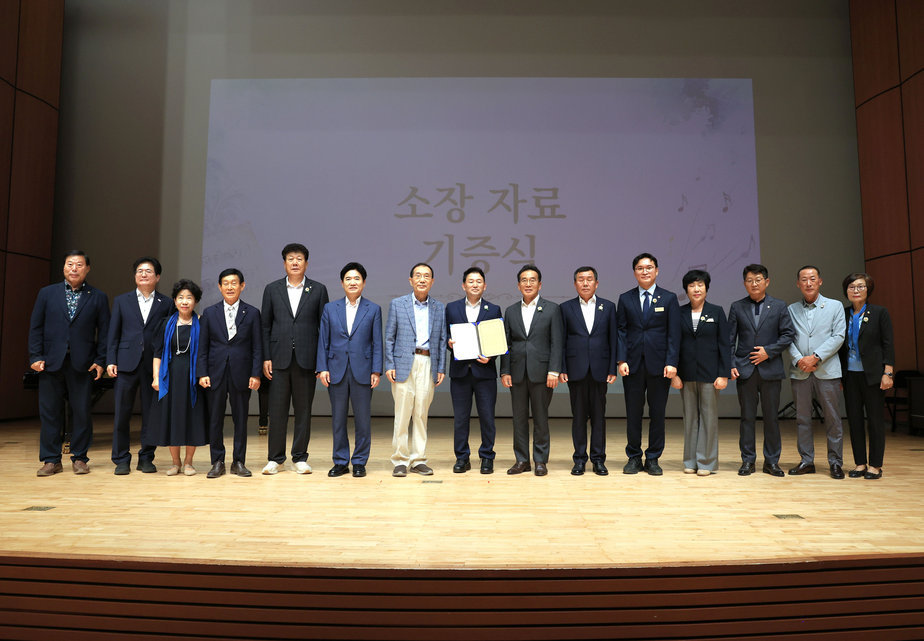2-2.보성군민과 문화예술 관계자 등 300여 명이 함께한 『녹두밭의 채동선』 저자 초청 북콘서트를 성황리에 마쳤다_이날 홍정수 교수는 자신이 소장해 온 채동선 관련 자료를 기증했