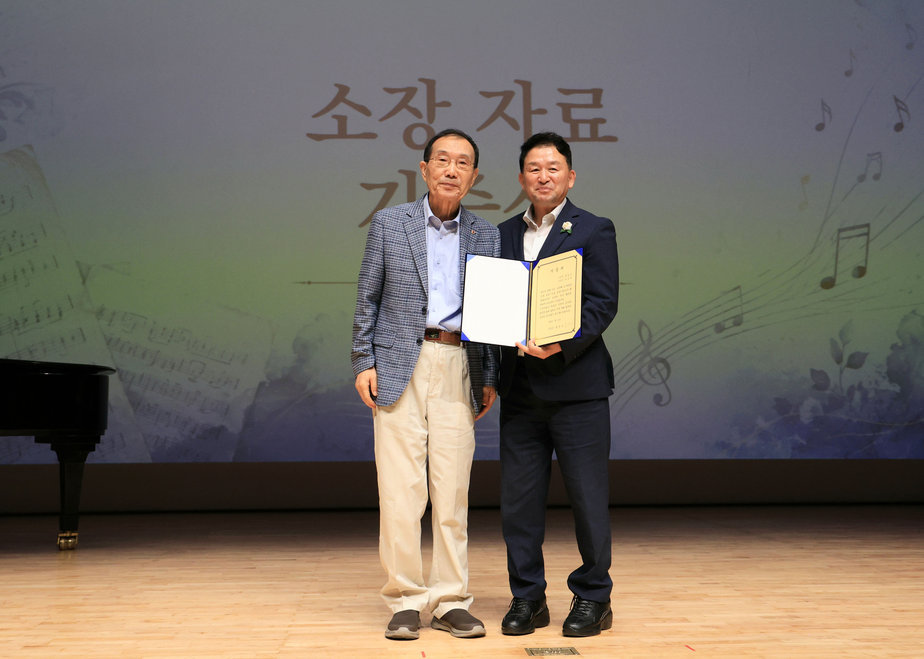 2-3.보성군민과 문화예술 관계자 등 300여 명이 함께한 『녹두밭의 채동선』 저자 초청 북콘서트를 성황리에 마쳤다_이날 홍정수 교수는 자신이 소장해 온 채동선 관련 자료를 기증했