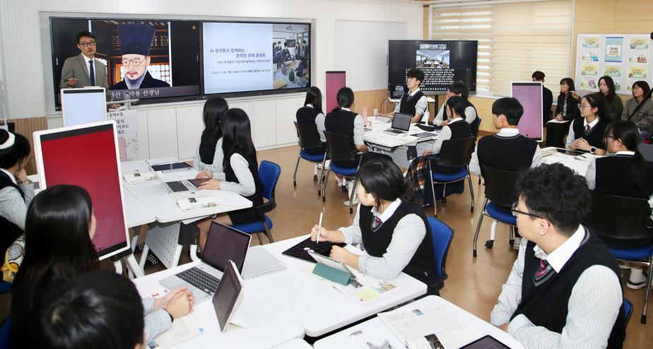 1-2. 보성군, (재)보성군장학재단 2026년 하반기 장학생 362명 선발_재능키움 사업으로 예당고등학교에서 소프트웨어 및 인공지능 교육 활동을 하고 있다.jpg