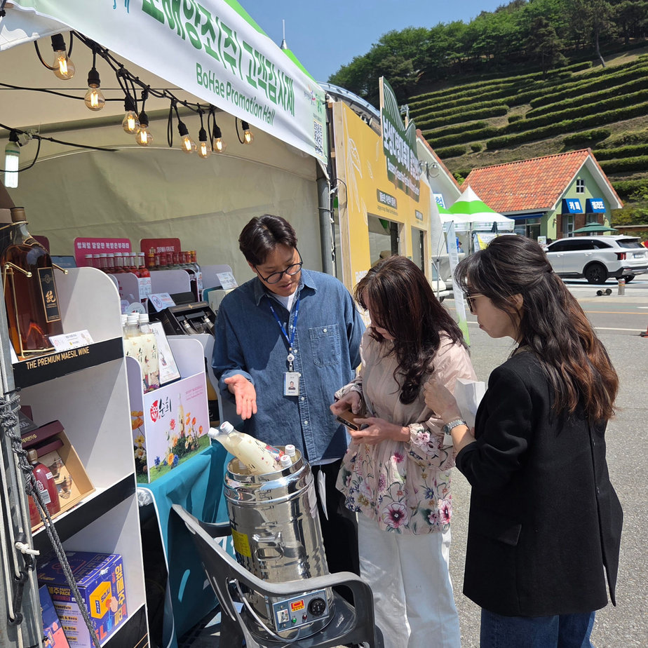 1-2. 보해양조가 지난 5월 열린 ‘제49회 보성다향대축제’에서 홍보·판매 부스를 운영해 마련한 수익금을 (재)보성군장학재단에 기탁했다.jpg