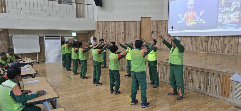 3-2. 보성군이 산림 분야 기간제근로자 대상‘2026년 하반기 정기 안전보건교육’을 실시했다_근로자들이 안전보건교육을 받고 있는 모습.jpg