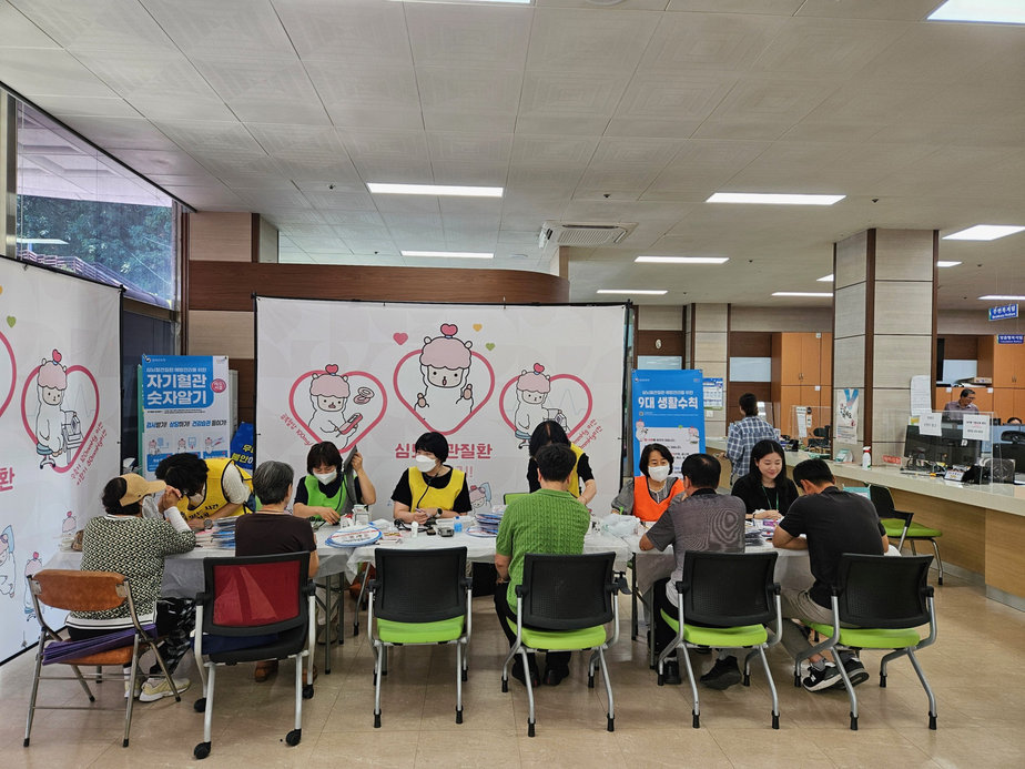 2-2. 보성군이 ‘찾아가는 심뇌혈관질환 건강강좌와 레드서클 캠페인’을 추진한다_벌교읍에서 진행된 레드서클 캠페인 모습.JPG