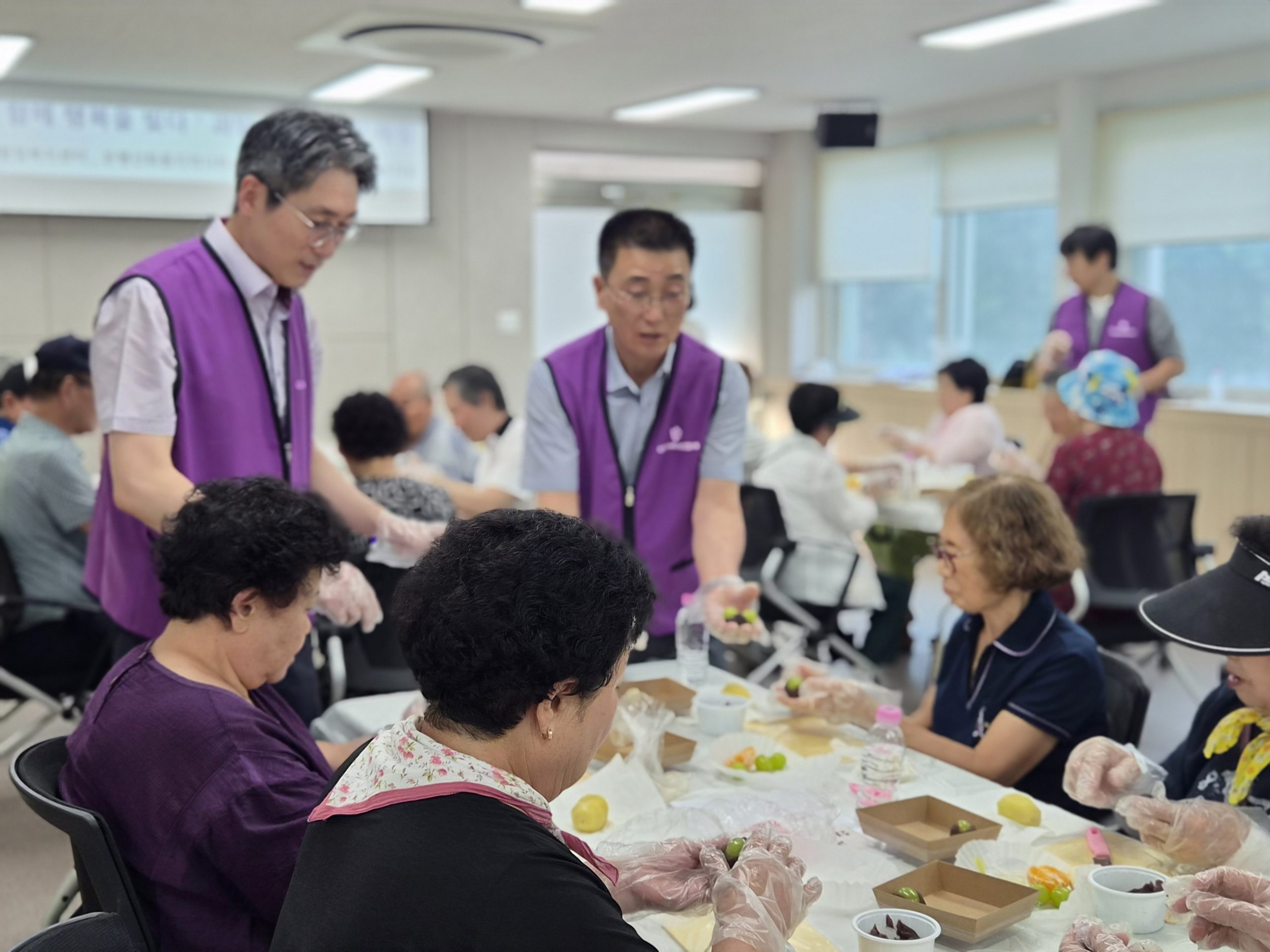 은행선화동 지역사회보장협의체, 어르신과 함께‘행복을 빚다’