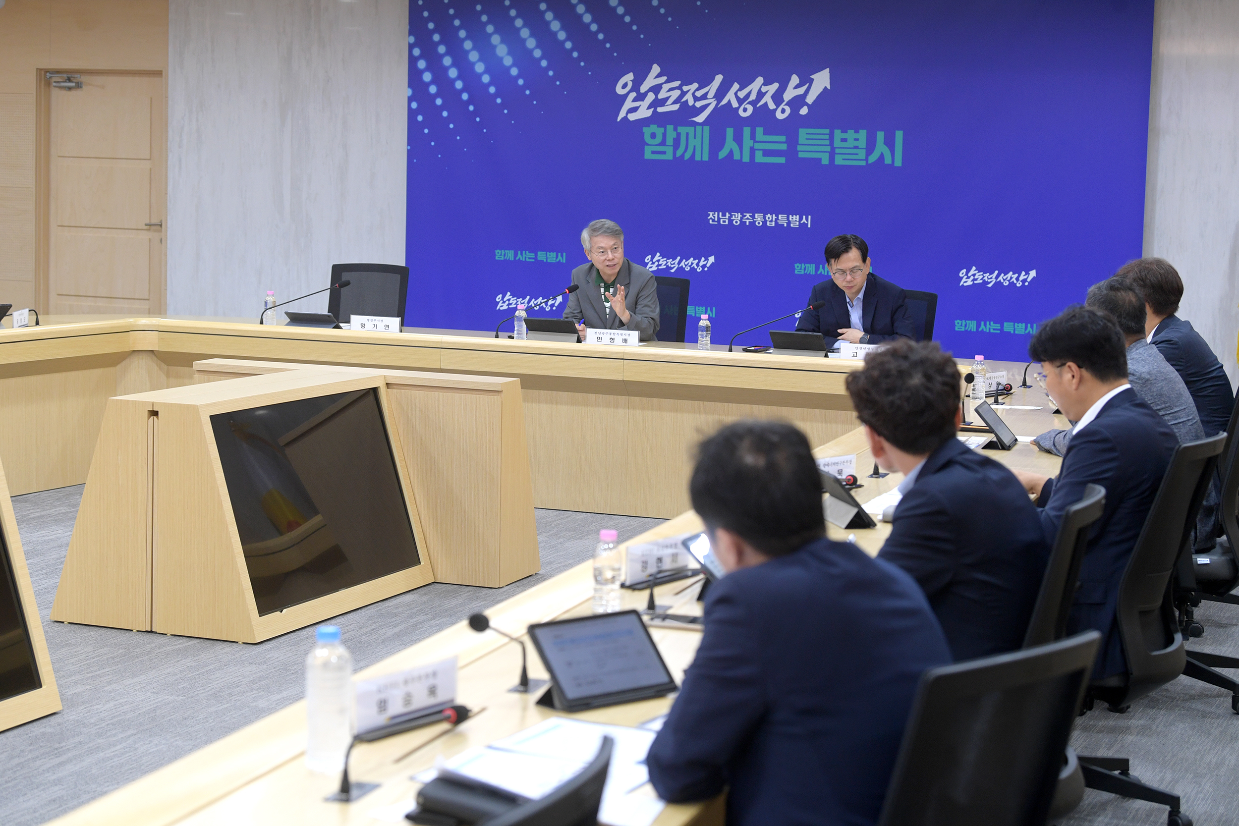 민형배 전남광주통합특별시장이 5일 광주청사 시장 집무실에서 ‘반도체 클러스터 지정 대응상황 점검회의’를 주재하고 있다./전남광주통합특별시 제공
