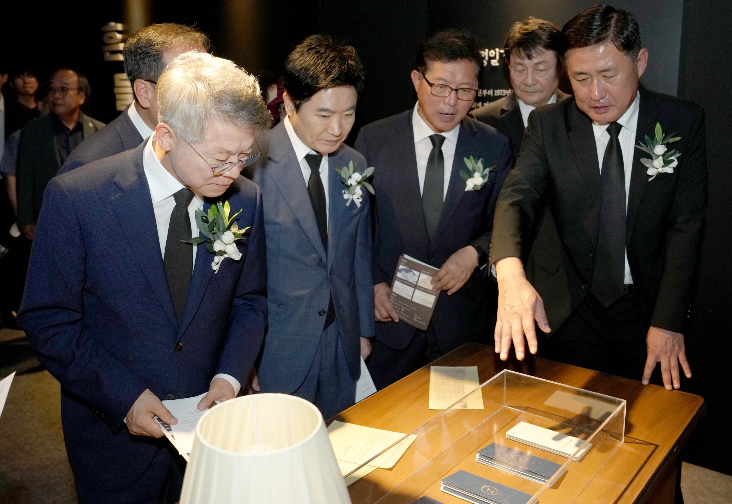 민형배 전남광주통합특별시장이 18일 목포시 김대중노벨평화상기념관서 열린 김대중 대통령 서거 17주기 추모 ‘내면의 기록’ 특별전 개막행사에서 내빈들과 기록 세레머니를 하고 있다.
