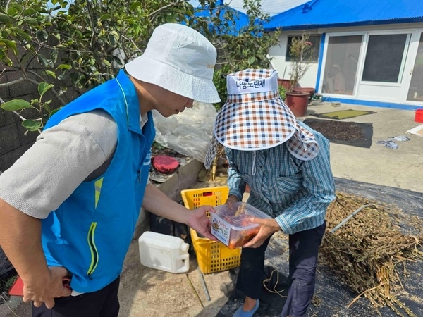 도초면 지역사회보장협의체, 무더위 날릴 여름김치 나눔..
