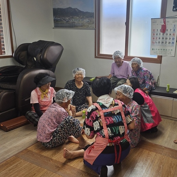 암태면자원봉사자회, ‘꽃보다 아름다운 청춘 염색’ 봉사로 온정 나눠..