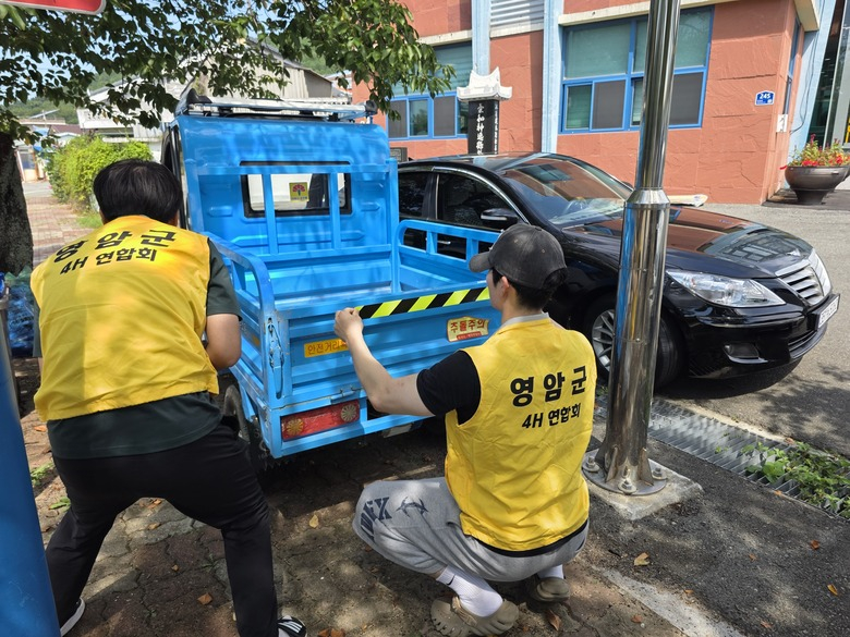 영암 청년들, 어르신 밤길 안전 지키는 ‘빛나는 봉사’ 이미지 2