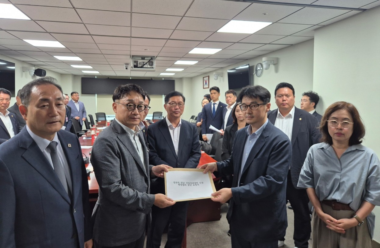 목포지역 정치권·목포대, 국회 소통관서 「위법·불공정 전남국립의대 추천안 전면 재검토 촉구 기자회견
