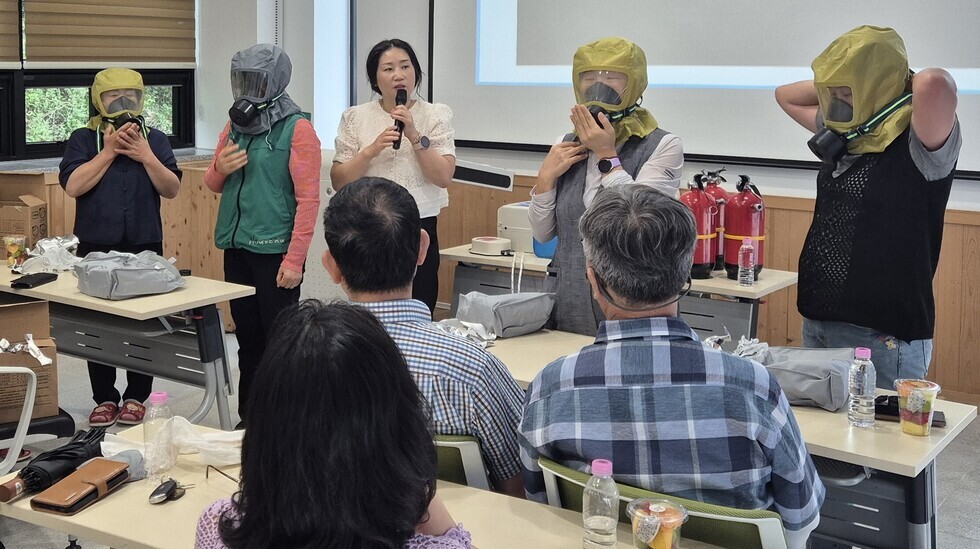 강진군 제4기 자원봉사대학 교육생들이 자원봉사 교육에 참여하고 있다.