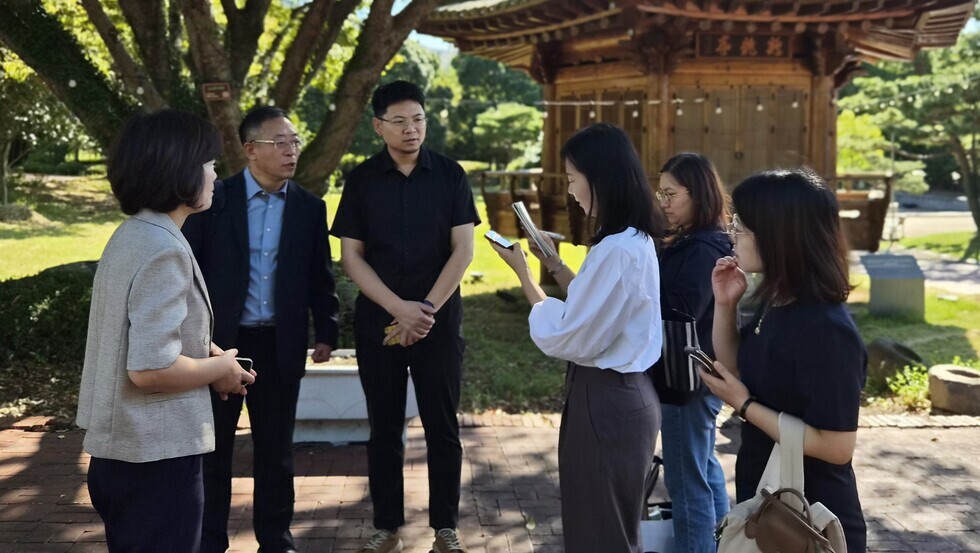 고려청자박물관을 방문한 중국국가박물관 연구원 일행의 모습.