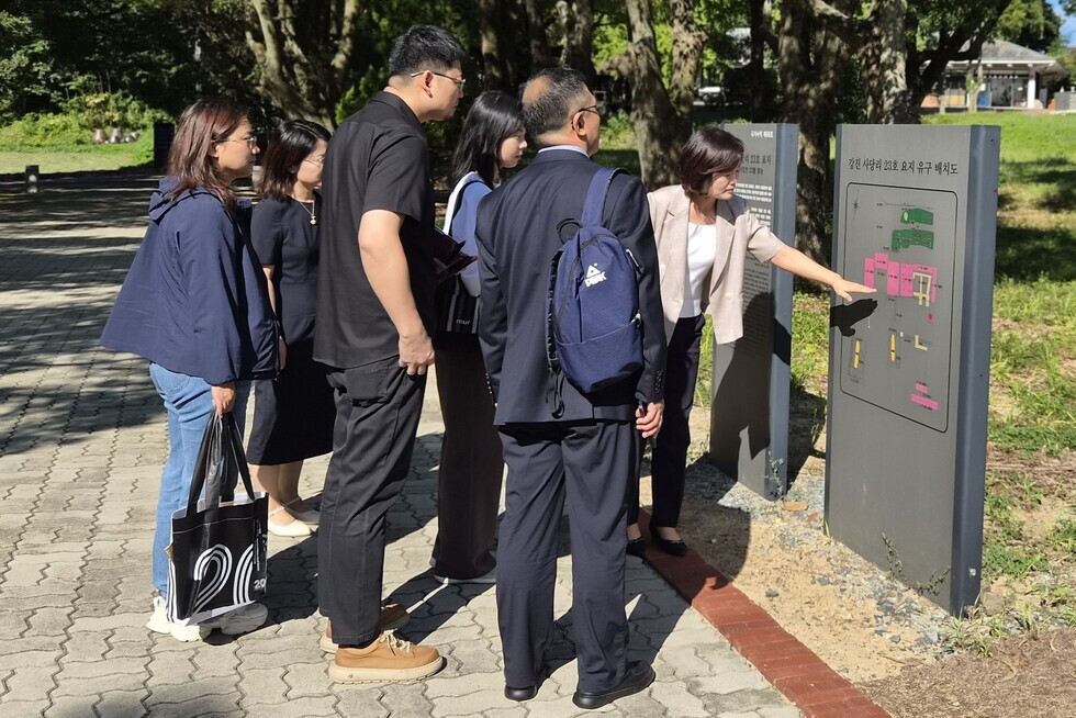 고려청자박물관을 방문한 중국국가박물관 연구원 일행의 모습.