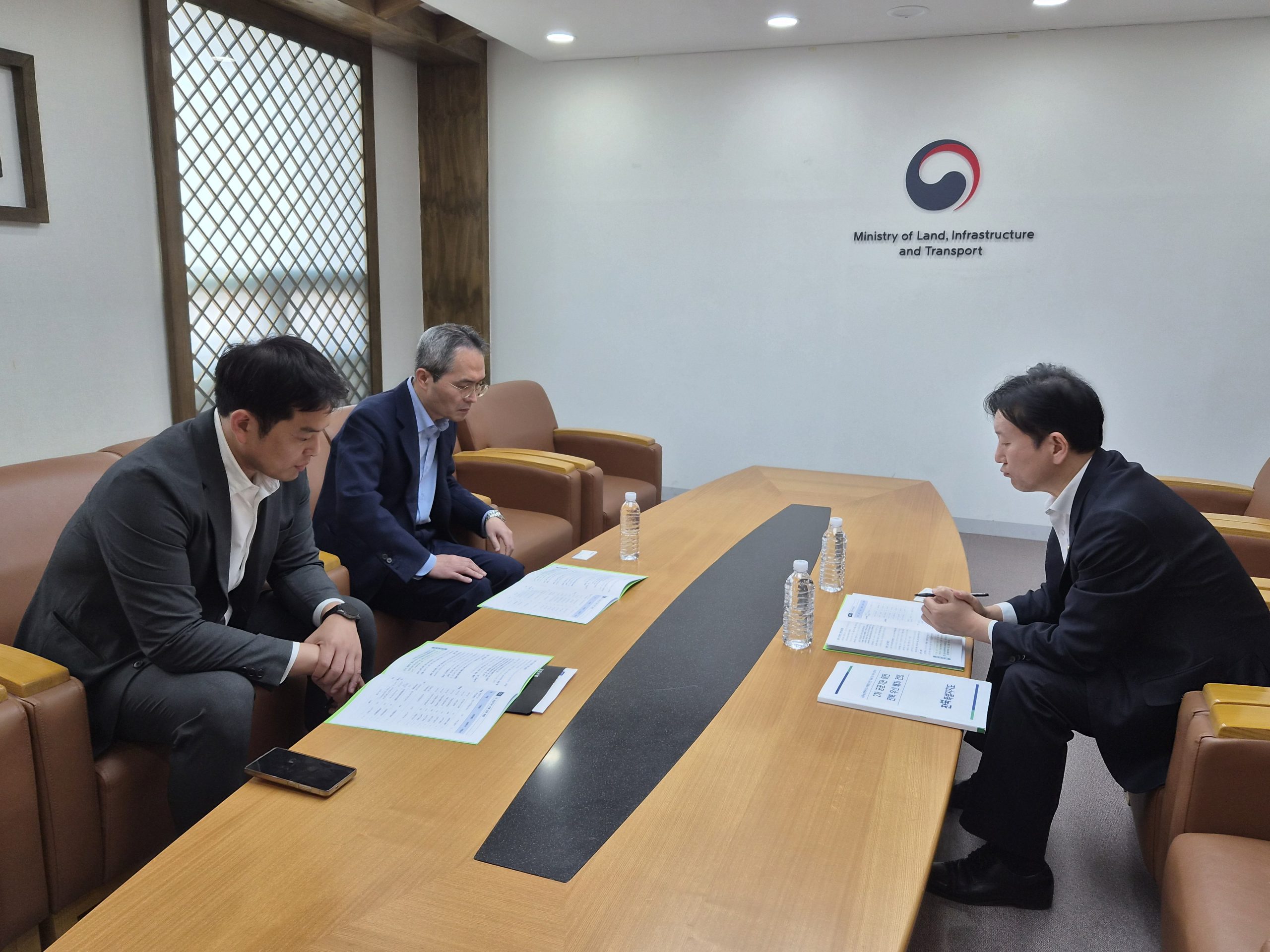 “2차 공공기관 이전, 전북 핵심기관 우선 배치를” 전북자치도, 국토부 혁신도시발전추진단 만나 건의 이미지(2)