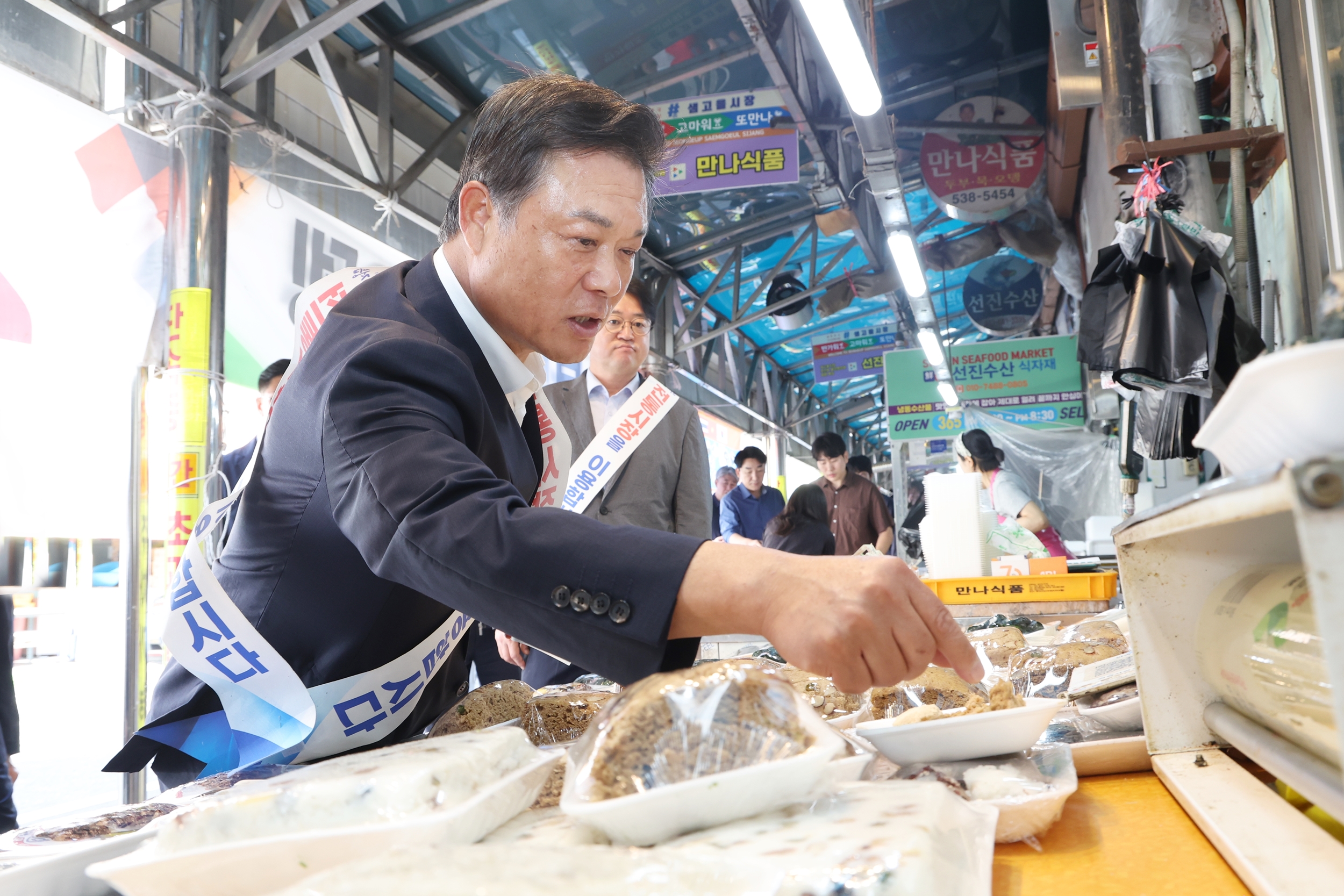 전통시장서 장보고 이웃에게 나누고…정읍시 추석 온정 (2)