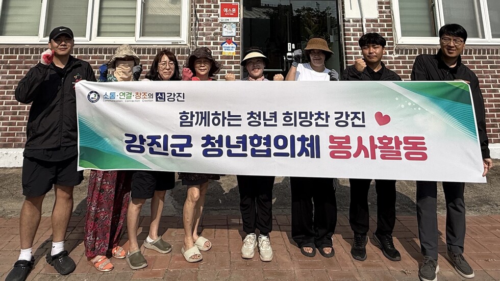 강진군 청년정책협의체 위원들이 강진자비원에서 조경 정비와 환경정화 봉사활동을 하고 있다.