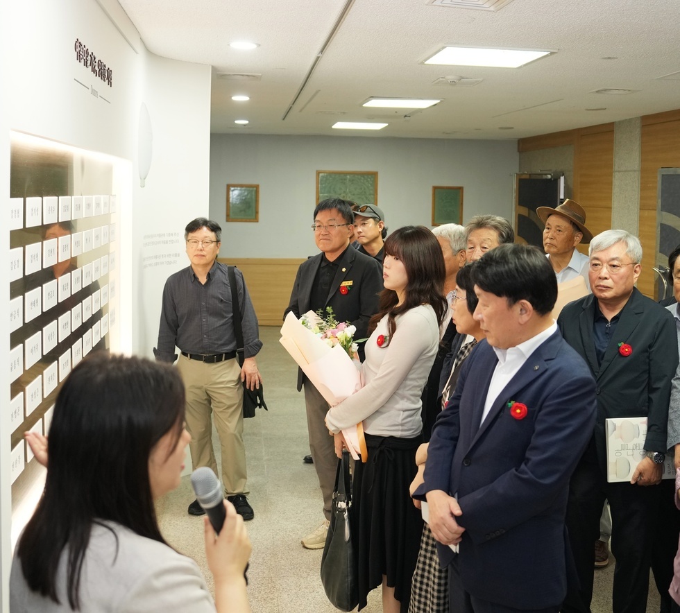 기증유물 특별전 개막식 사진 및 특별전 전시실 모습.