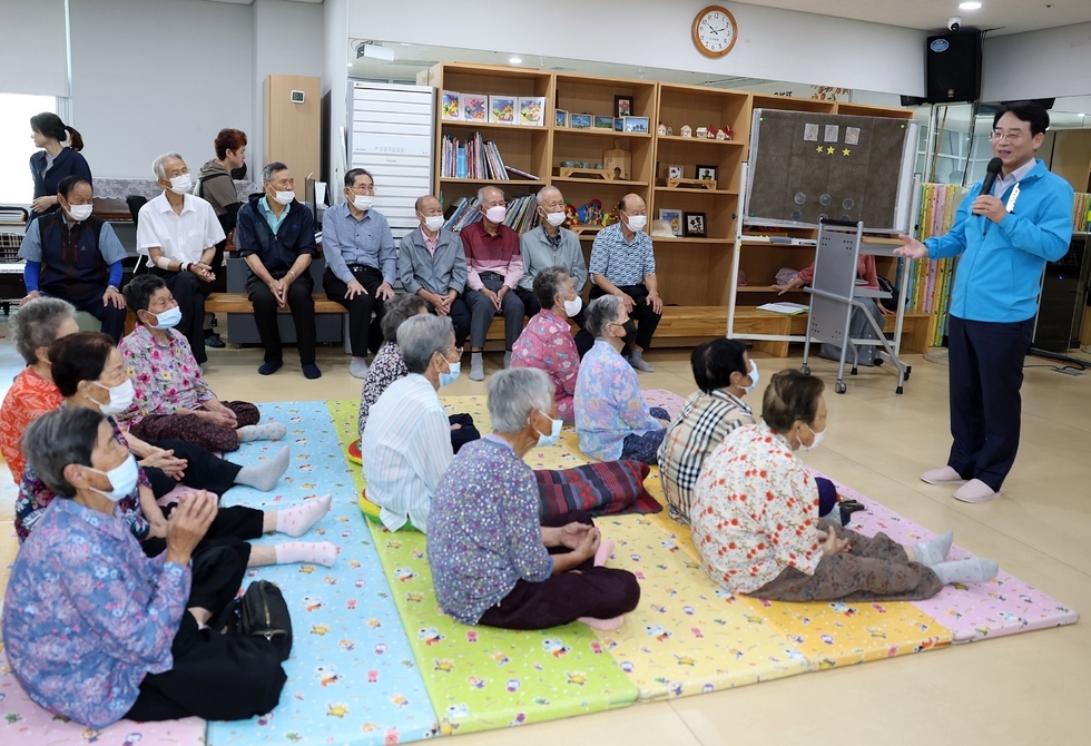 강진원 강진군수가 추석명절을 앞두고 복지현장을 방문해 어르신의 안부를 살피고 있다.
