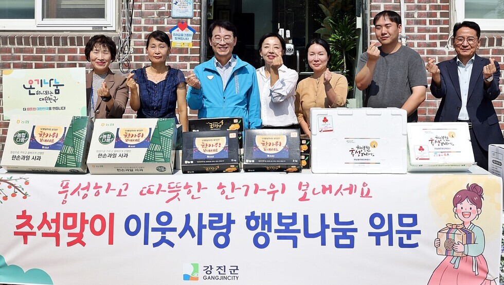 강진원 강진군수가 추석명절을 앞두고 복지현장을 방문해 어르신의 안부를 살피고 있다.