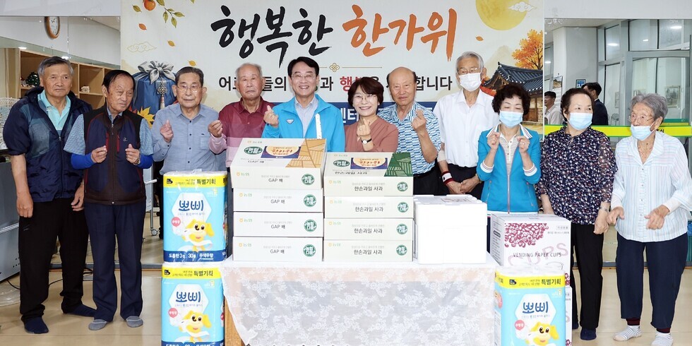 강진원 강진군수가 추석명절을 앞두고 복지현장을 방문해 어르신의 안부를 살피고 있다.