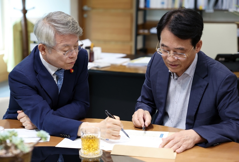 강진원 강진군수가 민형배 전남광주통합특별시장을 만나 현안을 건의하고 있다.