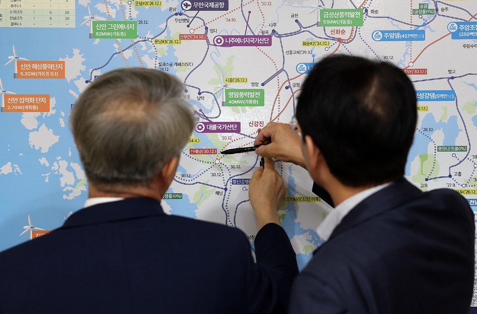 강진원 강진군수가 민형배 전남광주통합특별시장을 만나 현안을 건의하고 있다.