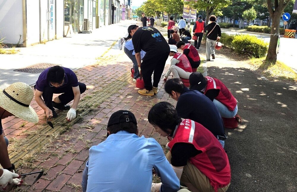 나주시 빛가람통장협, IBK기업은행 주변 환경정화 ‘구슬땀’ 첨부 이미지 2