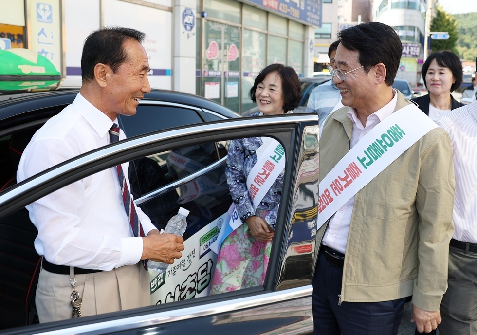 강진원 군수가 추석을 맞이하여 관내 상가를 방문하여 격려하고 있다