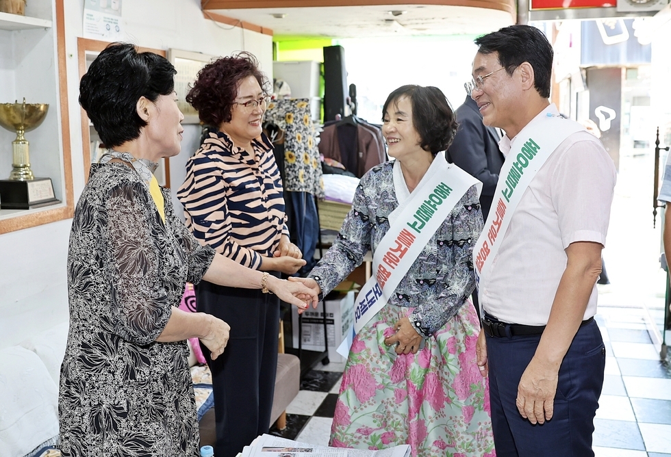 강진원 군수가 추석을 맞이하여 관내 상가를 방문하여 격려하고 있다