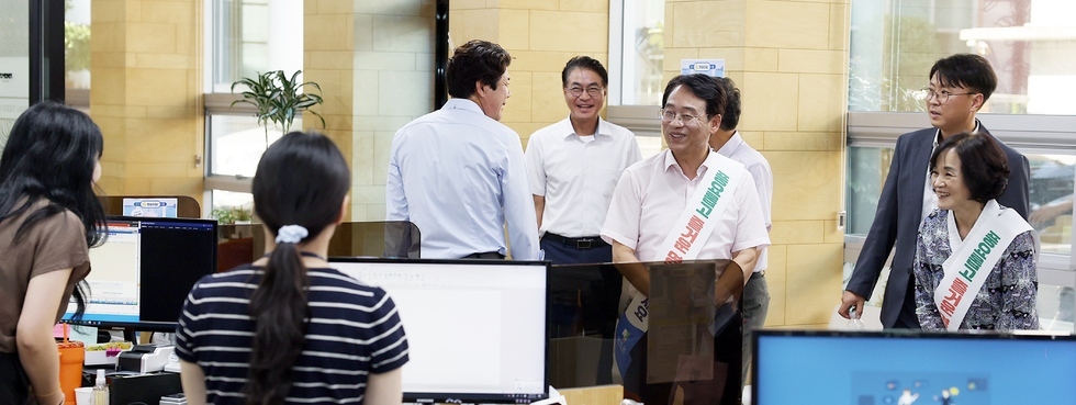 강진원 군수가 추석을 맞이하여 관내 상가를 방문하여 격려하고 있다