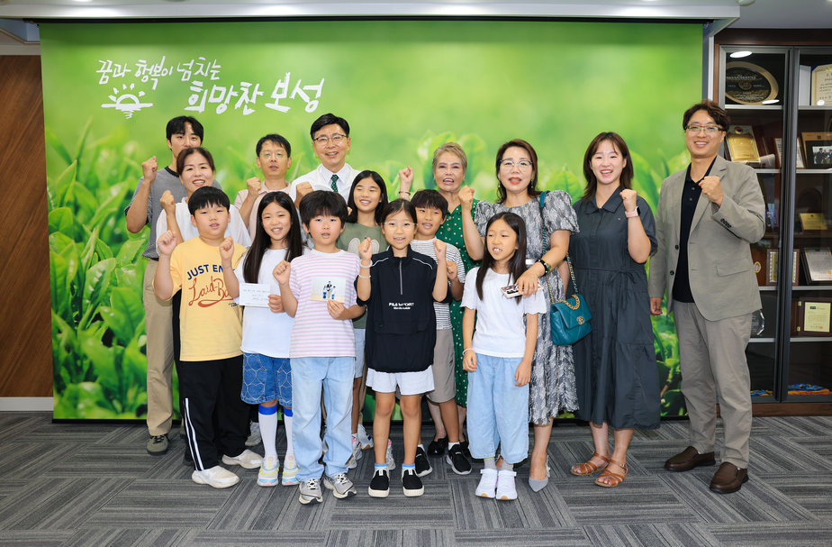 2-2. 보성군청 찾은 겸백초 학생들 김철우 군수와 ‘눈높이 소통’_김철우 보성군수와 겸백초등학교 선생님, 학생들이 기념사진을 촬영하고 있다._(왼쪽에서 네 번째 김철우 보성군수,