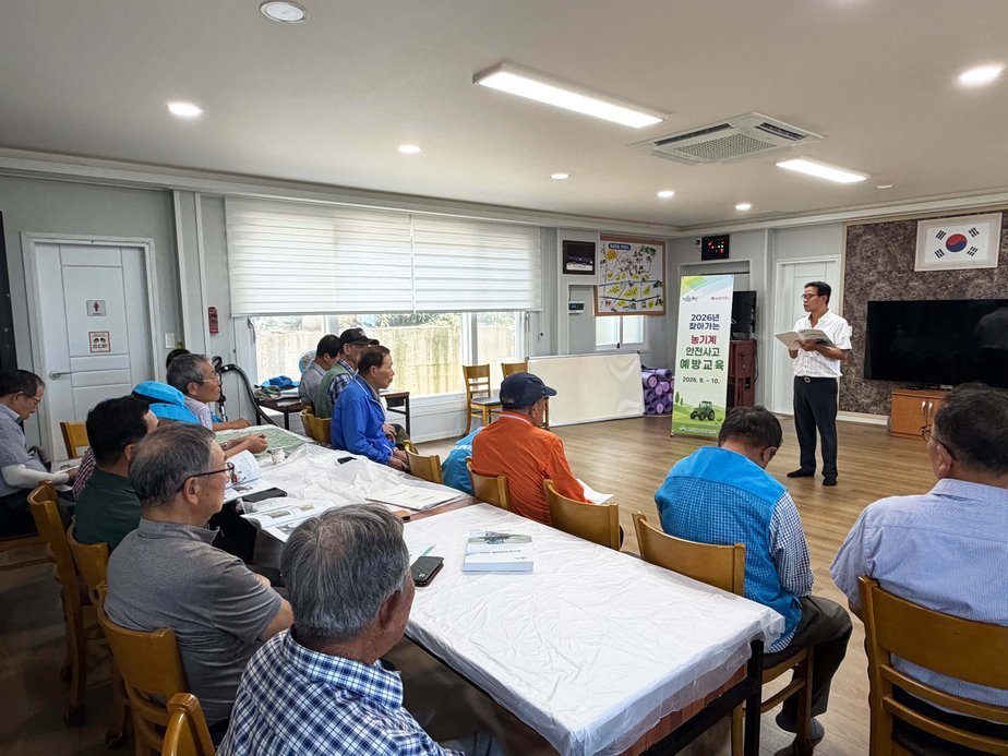 2-2. 보성군은 지난 14일부터 관내 12개 읍면을 순회하는 ‘찾아가는 농기계 안전사고 예방 교육’을 진행한다_농기계 안전사고 예방 교육을 하고 있다.jpg