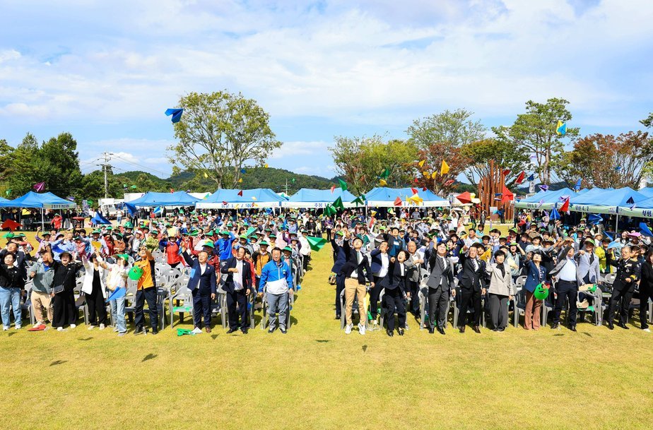 4-2. 보성군, 제15회 보성읍민의 날 성황리 개최_‘제15회 보성읍민의 날 행사’에서 ‘희망의 종이비행기’를 함께 날리며 보성의 희망찬 미래를 기원하고 있다.jpg