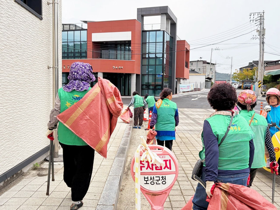 6-2. 지난 18일 조성면 유관기관이 함께 조성면 5일시장 및 시가지 일대에서 추석맞이 환경정화 활동을 추진했다.jpg