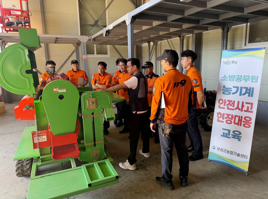 3-2.보성군 농기계임대사업소에서 보성소방서 소방공무원을 대상으로 ‘농기계 안전사고 현장 대응 교육’을 하고 있다.jpg