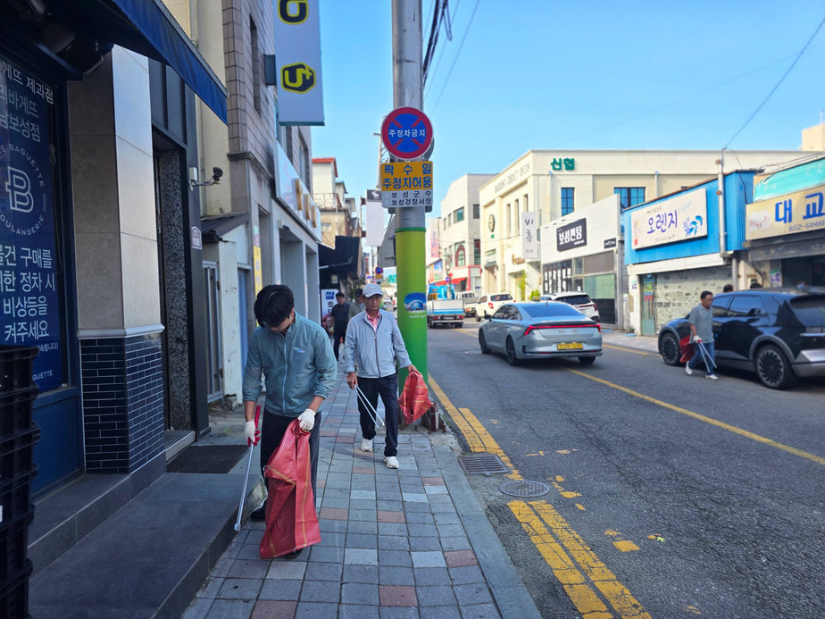 5-2. 보성군 보성읍 일원에서 추석맞이 ‘대한민국 새단장 환경정화’ 활동을 하고 있다.jpg
