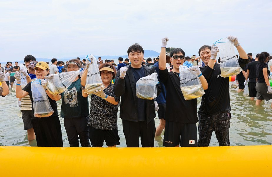 1-2. 보성군, 추석 연휴 수놓은 제18회 보성전어축제 성료_‘전어 잡았어요~’전어잡기 체험하며 즐거워하고 있다.jpg