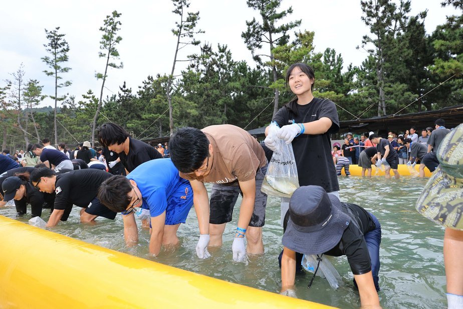 1-3. 보성군, 추석 연휴 수놓은 제18회 보성전어축제 성료_‘전어 잡았어요~’전어잡기 체험하며 즐거워하고 있다.jpg